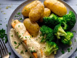 Seared Salmon With Creamy White Wine Mushroom Sauce