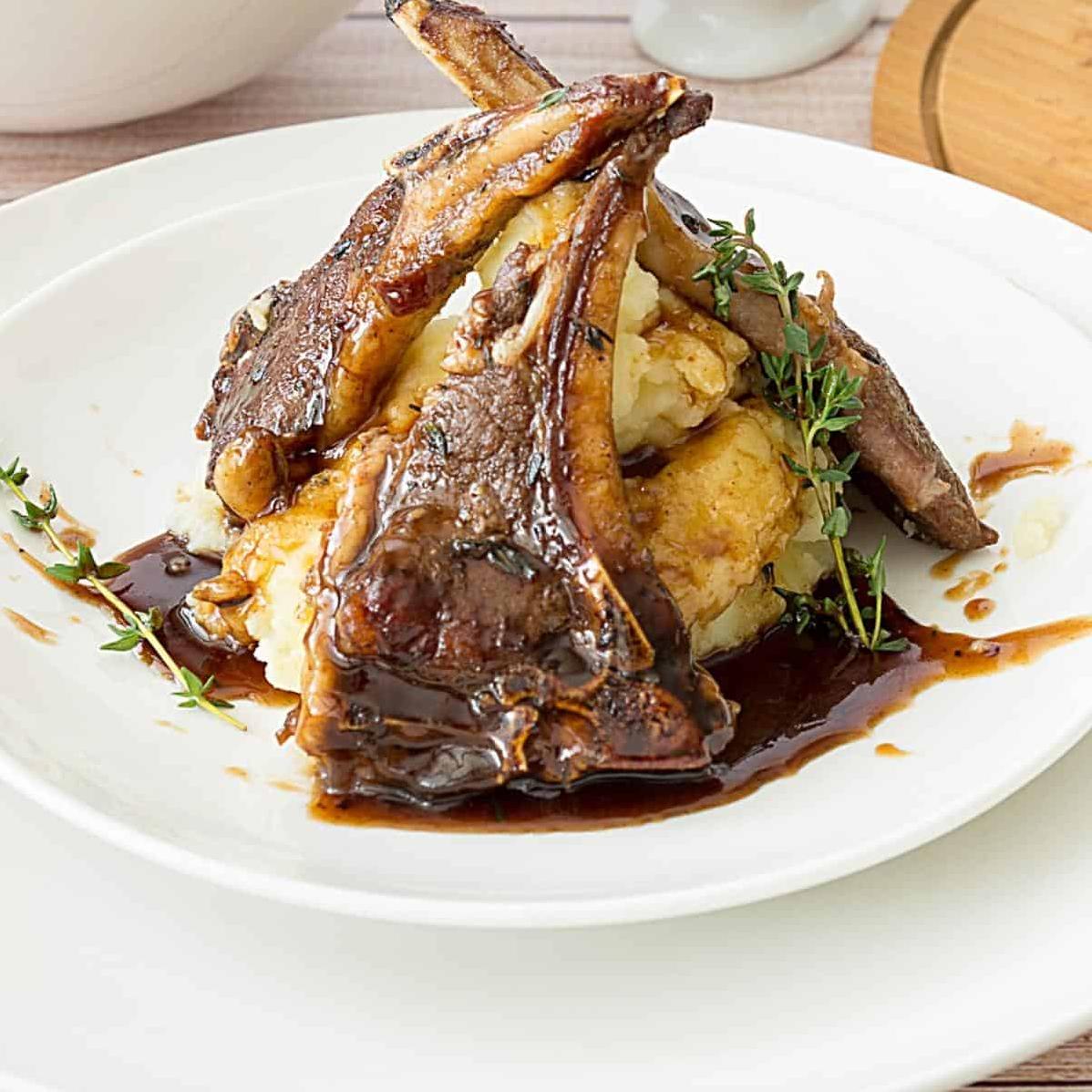  Sizzling lamb chops in a savory wine sauce