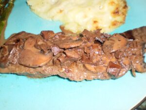 Skirt Steak With Mushrooms and Red Wine Sauce