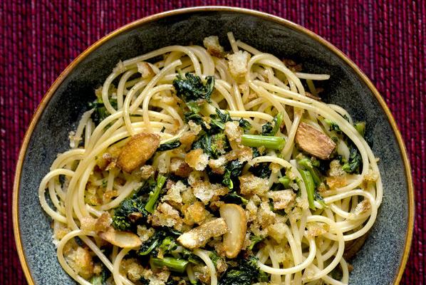  Spaghetti and broccoli rabe, chef's kiss!