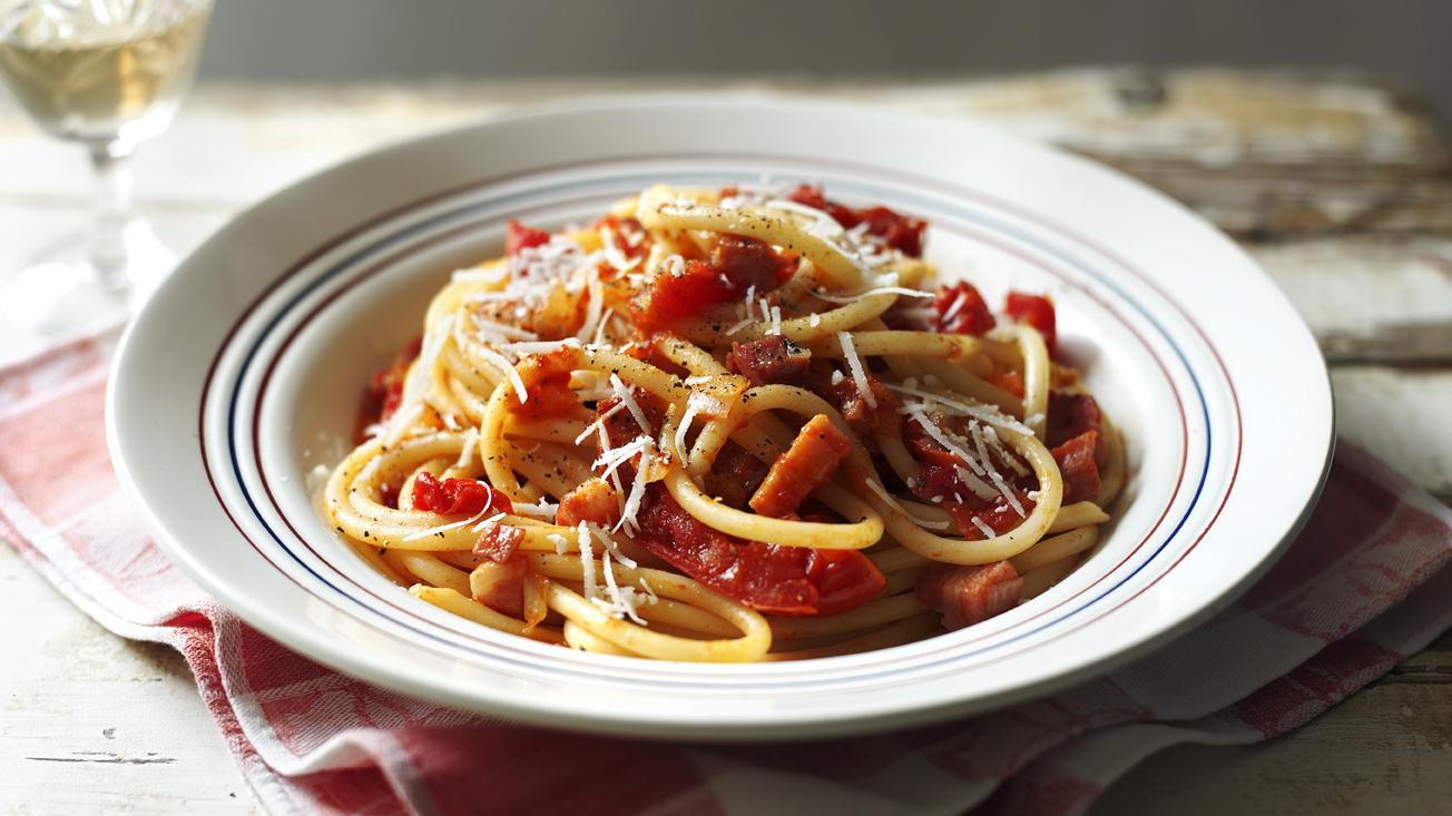 Spaghetti with Bacon, Tomatoes And Wine