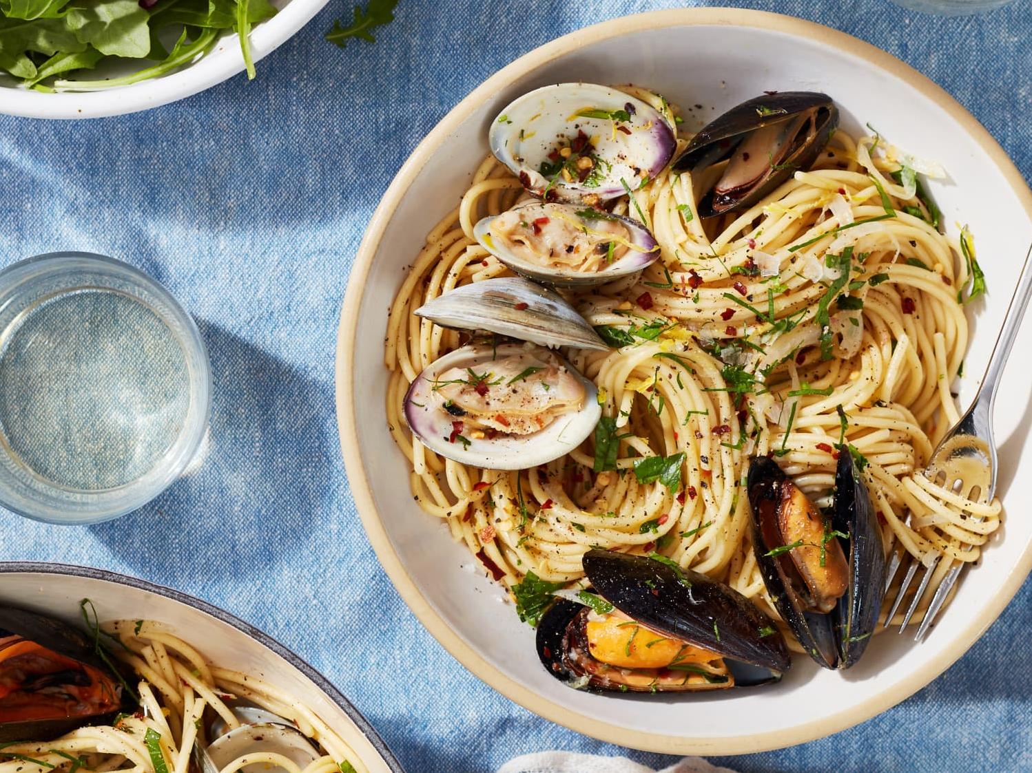 Spaghetti With White Wine and Mussel Sauce