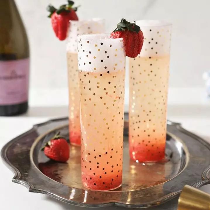 Sweet and effervescent, this Strawberry Champagne is as good as it looks. 🍓🥂