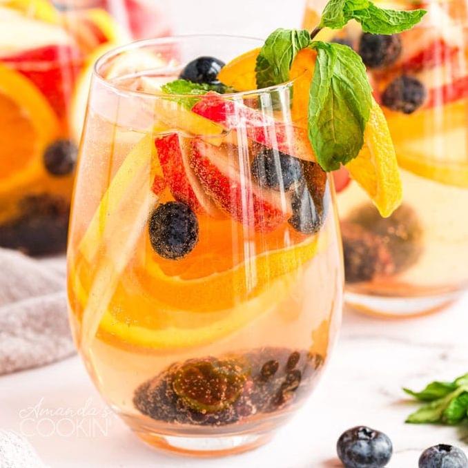  Sweet, light and oh-so-refreshing - this sangria will be your new go-to for any sunny day☀️