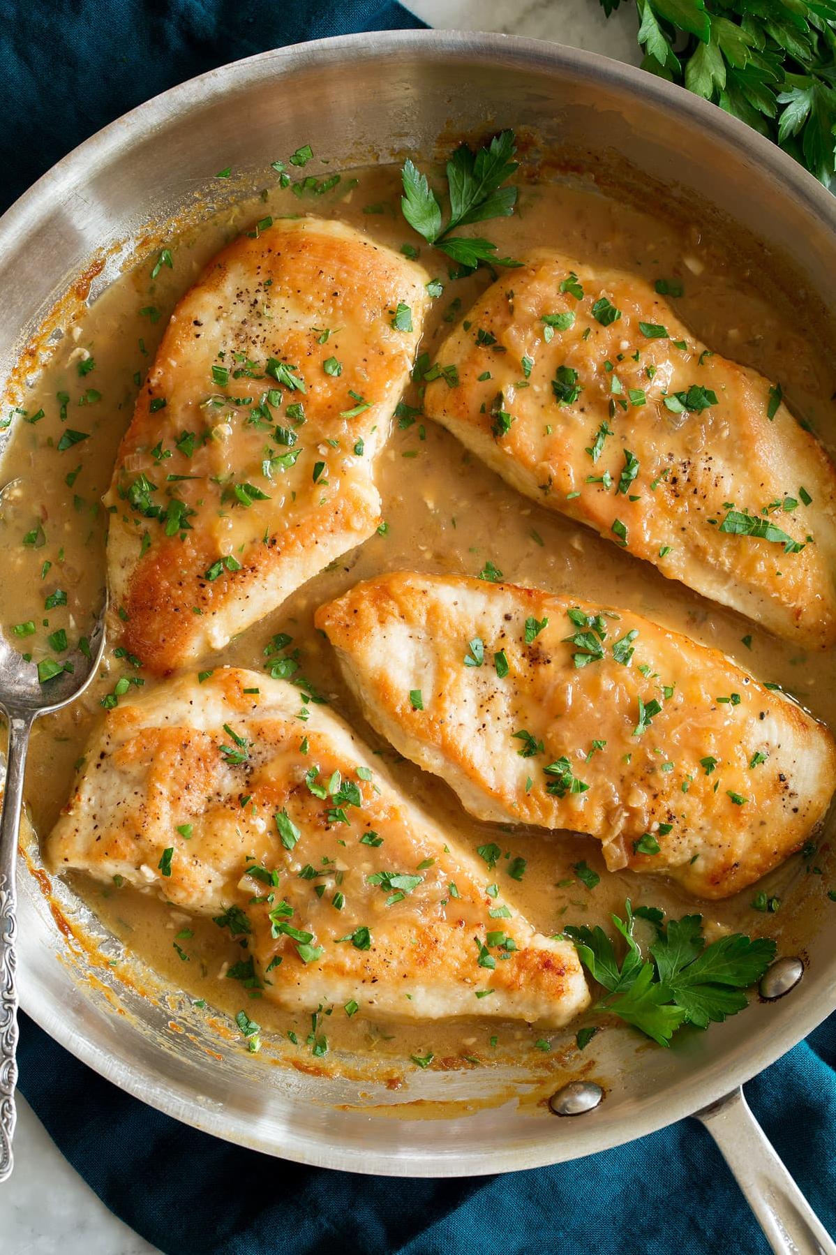  Tender and juicy roasted chicken in white wine sauce.