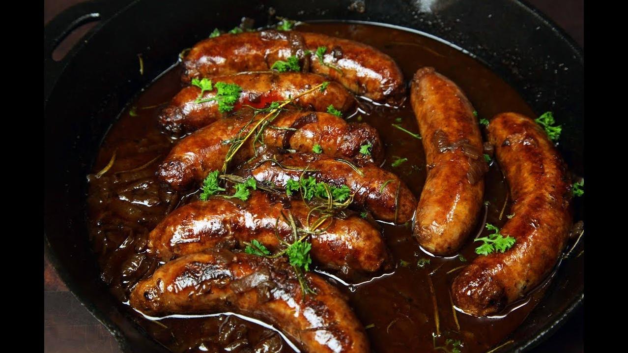  The aroma of cooking sausages and red wine is simply irresistible.