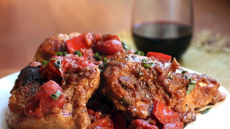  The aroma of the red wine sauce seeping into the tender chicken is irresistible.