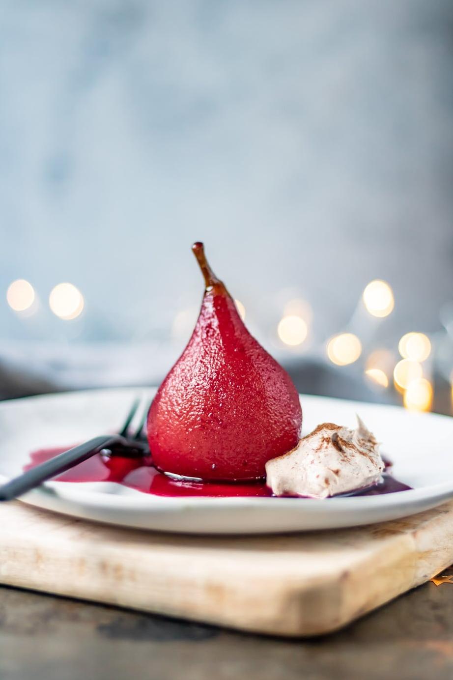  The juicy and tender pears are caramelized in a red wine sauce, for a sweet and tangy flavor.