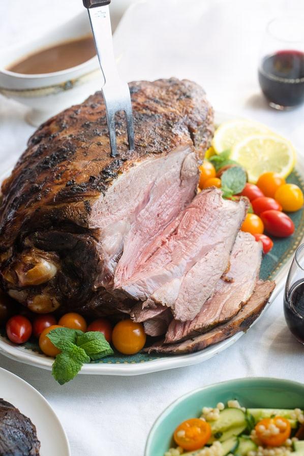 The Main Event: A Perfectly Roasted Leg of Lamb with a Crispy Golden Crust