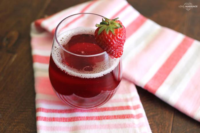  The only thing better than a glass of wine? A glass of Strawberry Wine Punch! 🍷🍓