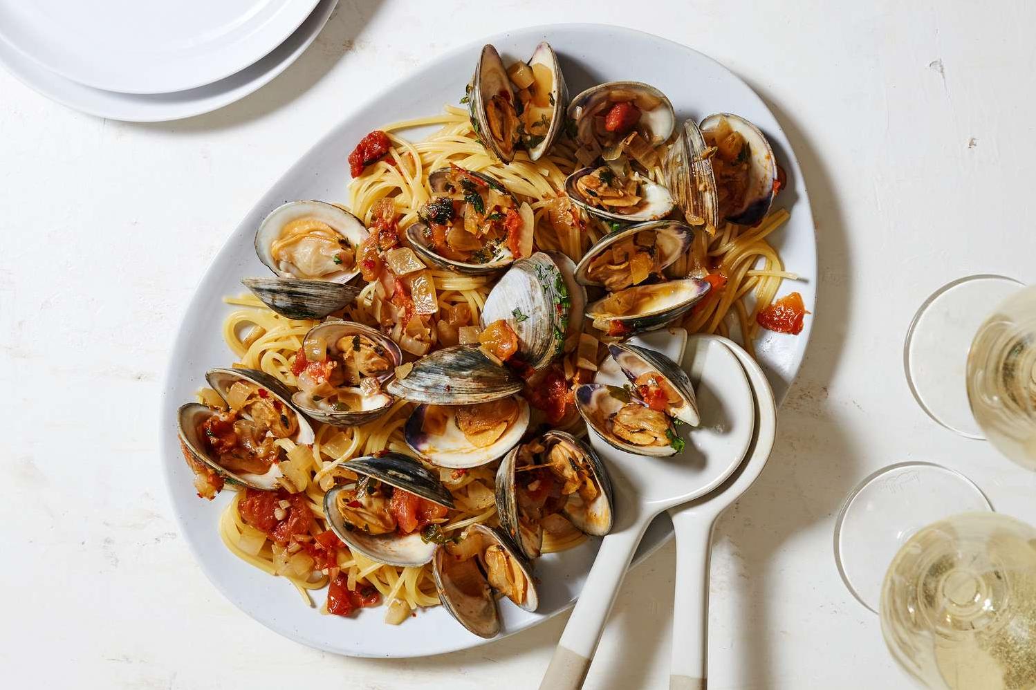  The perfect combination of briny clams, creamy linguine, and tangy garlic makes this pasta a mouth-watering delight.
