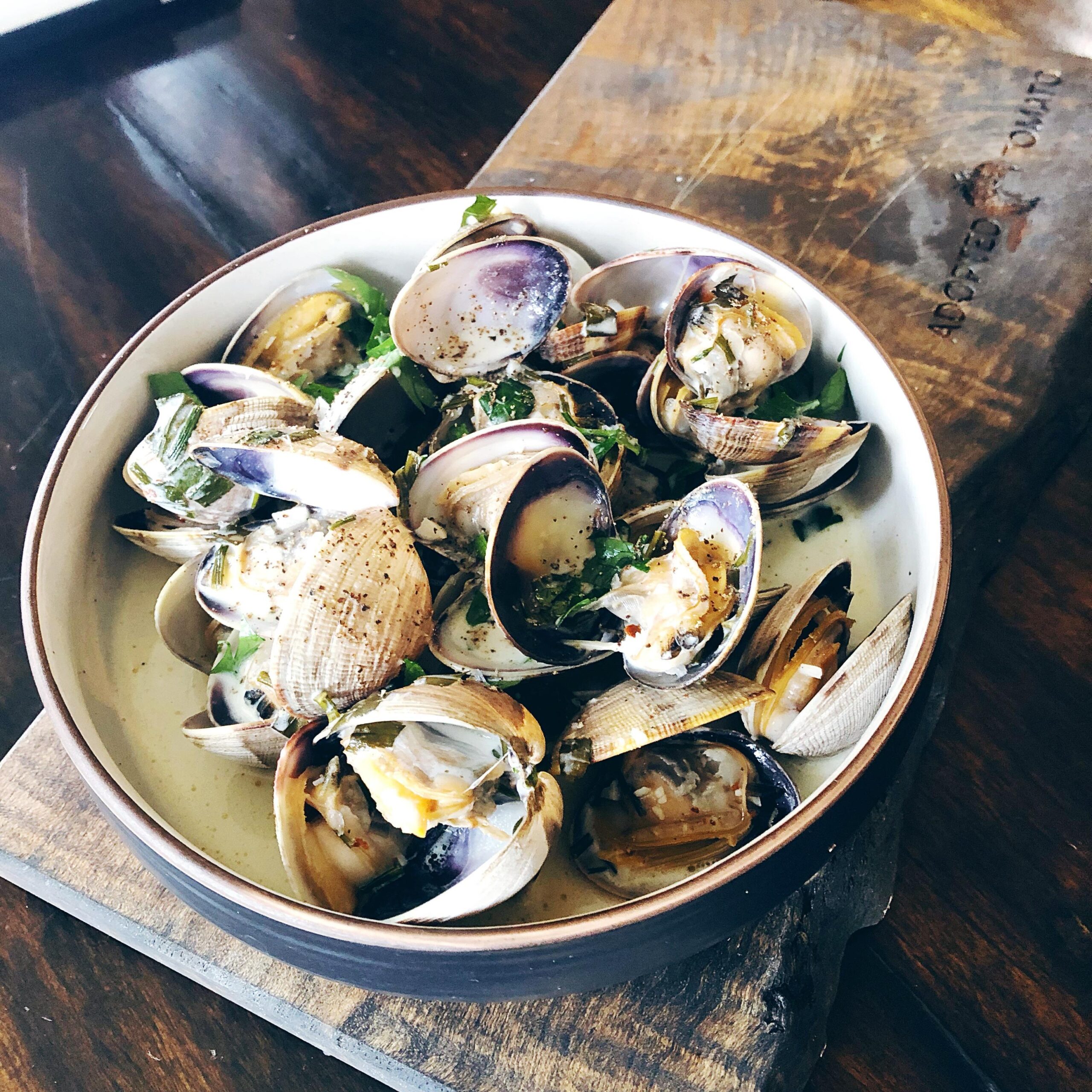  The perfect combination of tender, juicy clams paired with a fragrant white wine sauce.