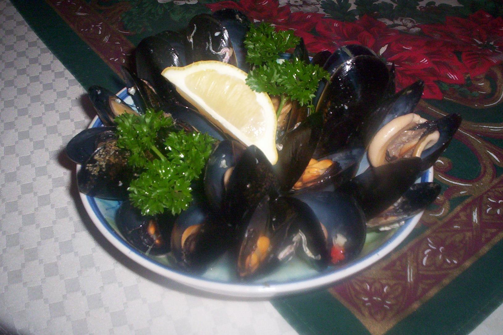  The perfect partner for this mussel dish is a glass of light, fruity white wine.
