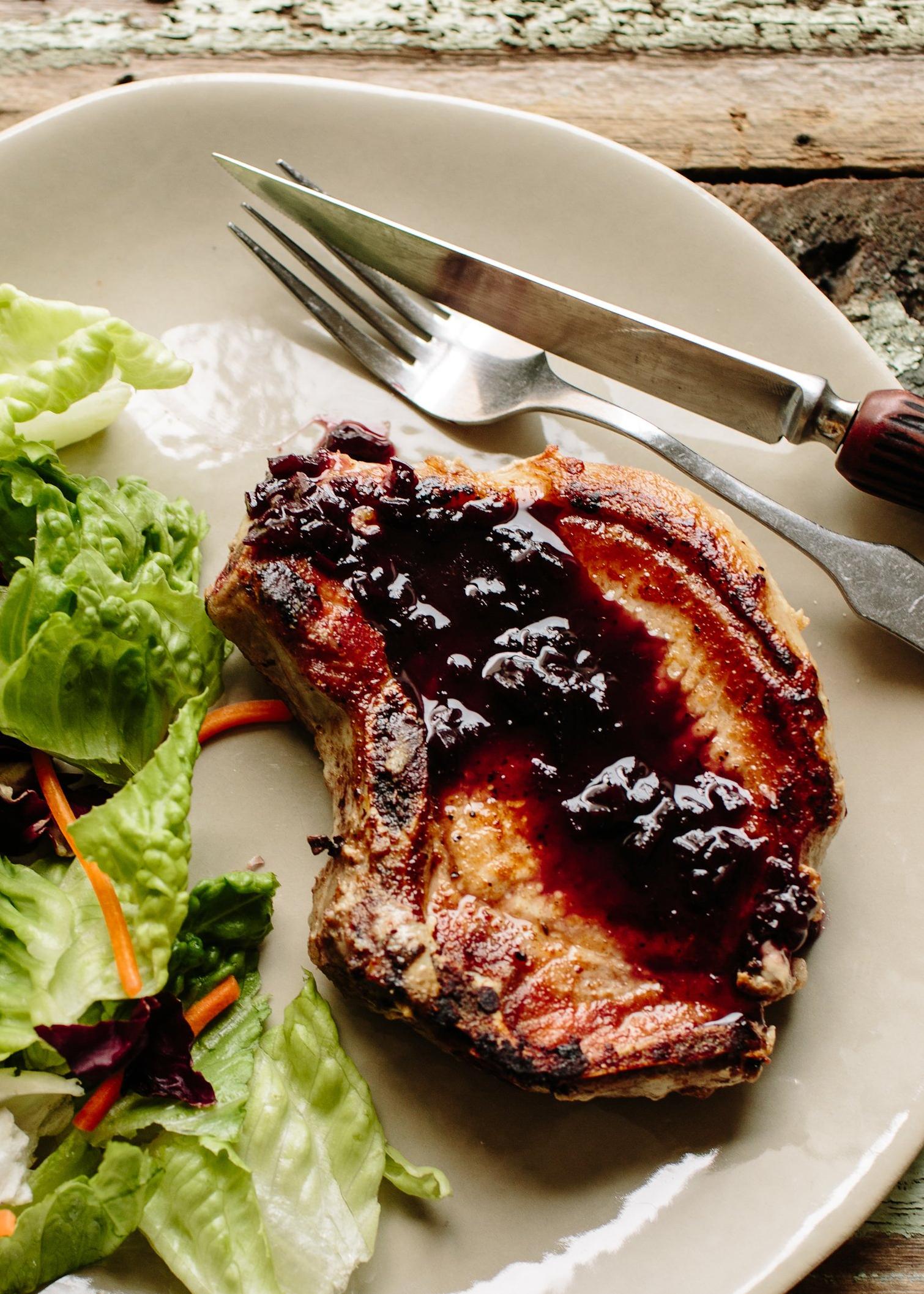  The savory pork cutlets and wine sauce are a match made in heaven.