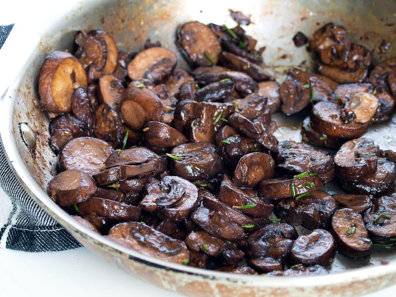  The savory scent of sauteed mushrooms with wine is irresistible.