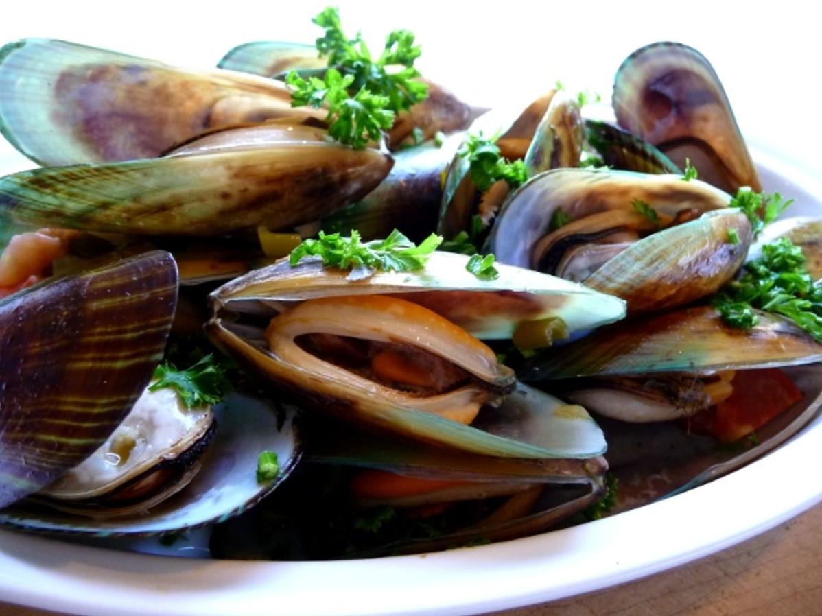  The secret to making these mussels really shine is by using fresh ingredients, like chopped parsley and minced garlic.