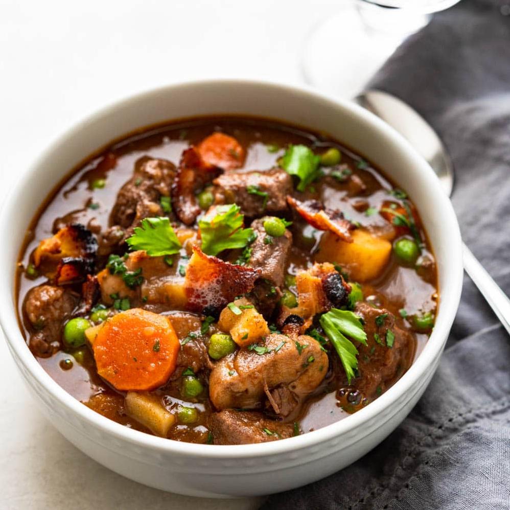  The secret to this flavorful stew? A generous splash of red wine 🍷