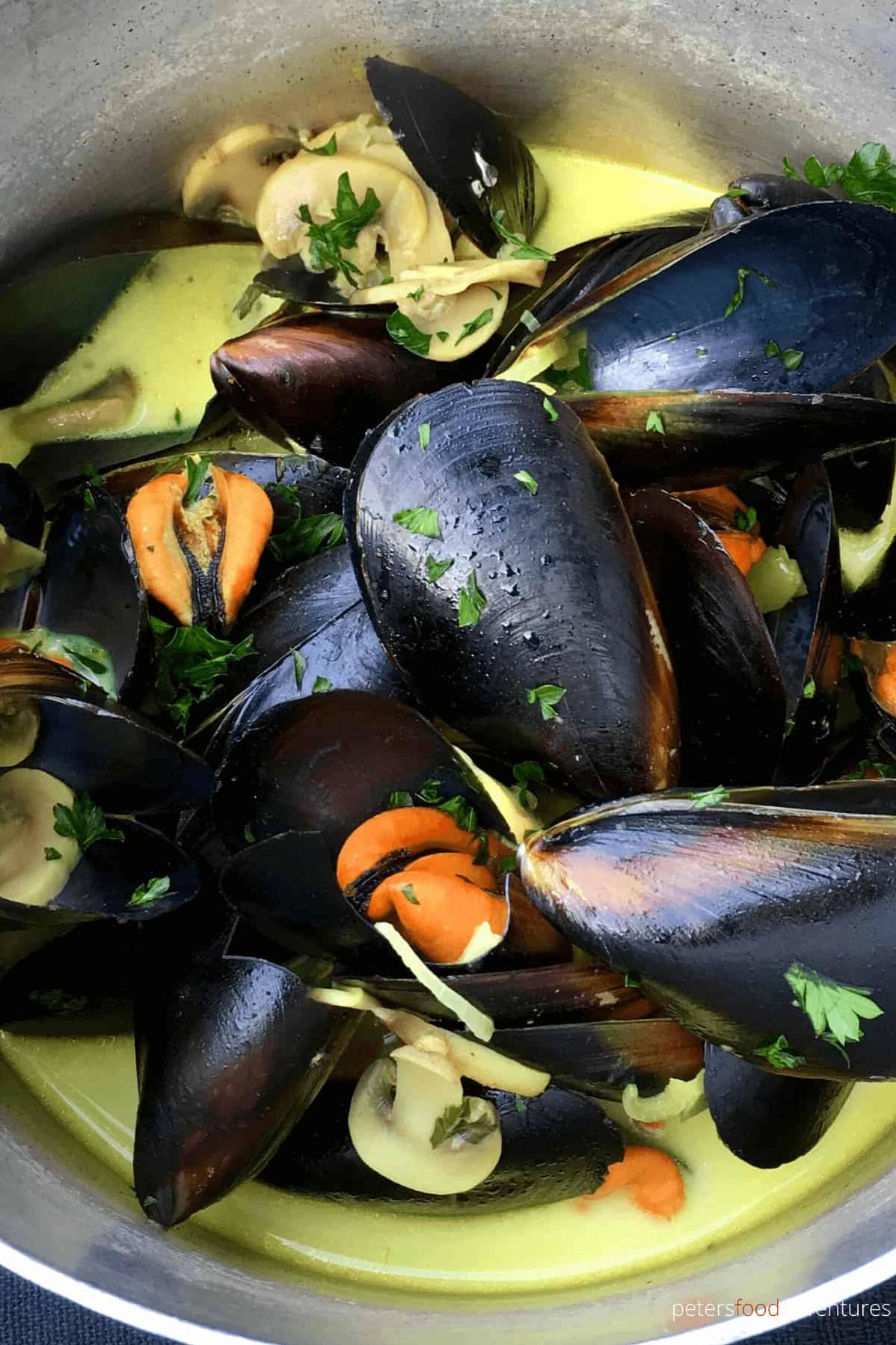  The tangy, buttery taste of the white wine sauce perfectly complements the briny flavor of the fresh mussels.