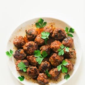  These succulent meatballs are swimming in a pool of luxurious wine sauce!