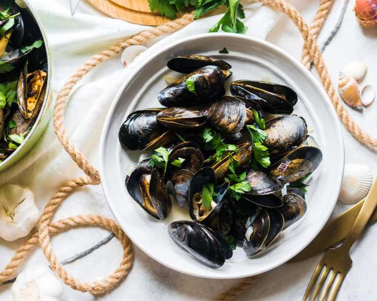  This recipe is a perfect balance of flavors, with the sweetness of the white wine perfectly complementing the salty taste of the mussels.