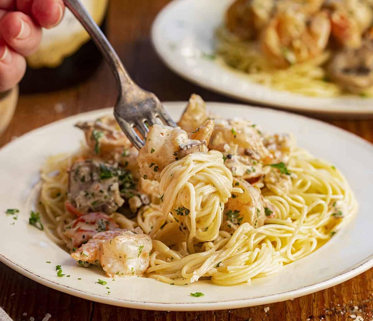  This shrimp and pasta recipe is perfect for date night - it's fancy but easy to make!