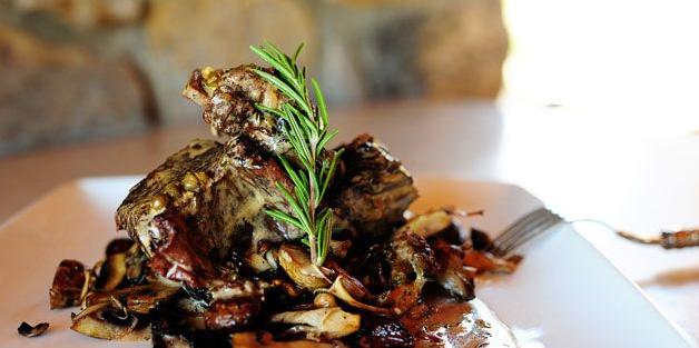  Time to add some indulgence to your dinner with these short ribs with wine and cream.