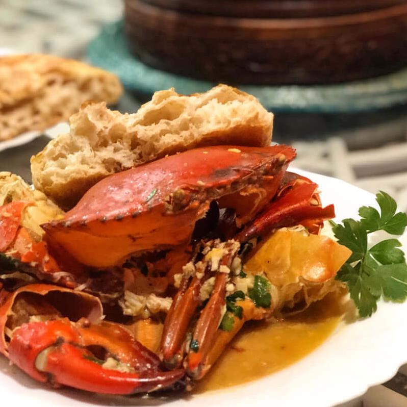  Treat yourself to a luxurious dining experience with this crab legs in wine sauce recipe.
