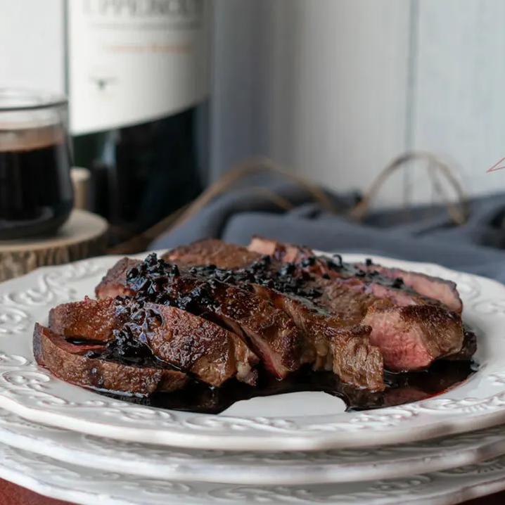  Who said low-carb meals have to be boring? This Steak with Red Wine Sauce is
