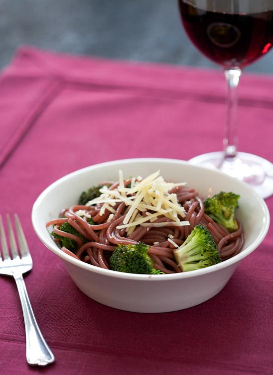  Who said only white wine goes with pasta? Red wine has its own charm too!